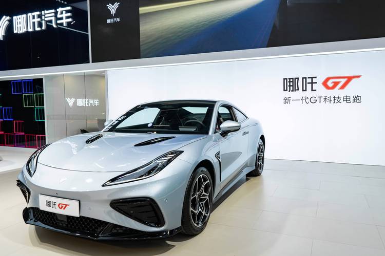 惠州327哪吒汽车在智能汽车领域的表现，领途汽车在新能源汽车市场中的影响力